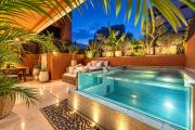 Luxury 2-Bedroom Apartment in City Center Jacuzzi & Heated Pool