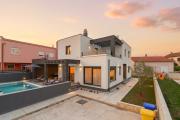 Modern villa Maeni with private pool in Pula
