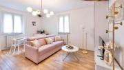 Lora luxury Suite 5, free private parking, self check in, air conditioner
