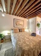 Independent Venice Studio with outdoor patio