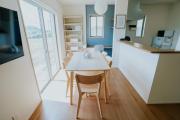 Modern 4BR House near Airport by Restavio