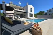 Modern 300m2 Villa - King Beds & Leisure Zone