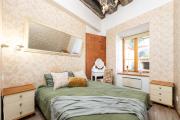 15th Century Flat with Parking, High Ceilings