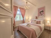 Simcity I 2BR Old Town Opulence w self check I heated floors I washer and dryer I Just 3 min walk to main city square