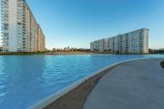 Laguna navegable y piscinas · 2D con terraza