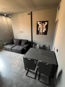 The Grey House - stylish 2BD apartment in Milan