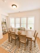 2BR,1BA WiFi Parking Full Kitchen