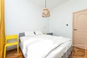 Central 2BR for 6, Workspace & Walk to Old Town