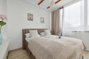 Jasny Apartament w Centrum by Noclegi Renters