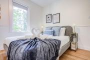 Tulip House 5 Bedroom 3 and Half Bath 4 Parking Greektown