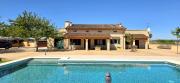 Finca con piscina entre campos