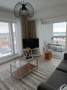 New 13th Floor 2BR Apt with Lake Views