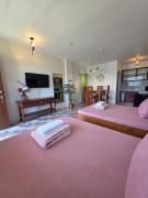 ASHBURNS TRANSIENT - URBIZTONDO, PRIVATE AC & FAMILY ROOMS, 5-min drive to SURF AREA