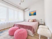 Spacious Central Apartment w Space for 6 Guests