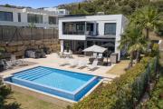 ViVi Homes - Villa Yara Pool, Sauna, Jacuzzi & Cinema