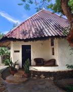 Bushbaby Cottage Diani Beach, Private Tropical Garden Escape