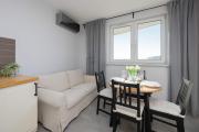 Bright Apartment with a Balcony Offering a Panoramic View of the City by Noclegi Renters