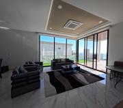 casa frente al mar con piscina