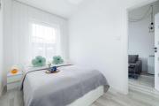 Przytulny Apartament z Prywatnym Ogrodem by Noclegi Renters