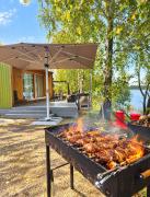 Piestātne Riverside Cabins with Sauna, Hot Tub & Private Pier