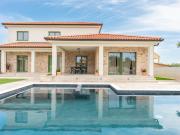 Villa Beautiful Villa Lorna with pool by Interhome