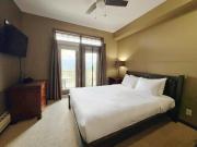 Mountain Studio Hideaway Sleeps 2 HotTub and Gym!