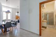 Grand Central Home with AC, TV, Sauna, 4 BR, Full Kitchen