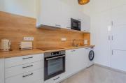 Grand Central Home with AC, TV, Sauna, 4 BR, Full Kitchen