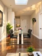 Beautiful and Cozy Apartment Steps from Lansdowne Station with Netflix