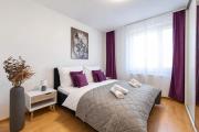 Spacious Family Apartment for 6 - Lift & Balcony