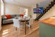 Golden Leaf Apartment by fengshui4u, 6 os, w centrum, dwa poziomy, dwie sypialnie, wanna przy łóżku, klimatyzacja, bezpłatny parking