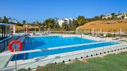 Stylish apartment with access to pool, gym & padel