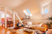 Airy skylight apt, 5 min to Republic Square