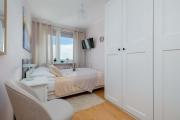Jasny Apartament z 3 sypialniami oraz Miejcem do Pracy by Noclegi Renters