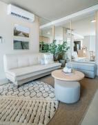 Modern Oasis in Prime location Pool BBQ & Gym