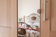 Elegant & Quiet Chic Home - Near Station, Balcony