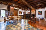 Hacienda Colonial, con jardines y chimeneas