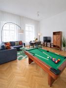 2BR 98m2 Old Town Apt with Pool Table and Free Parking!