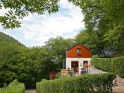 Cottage with a terrace and a view of the valley