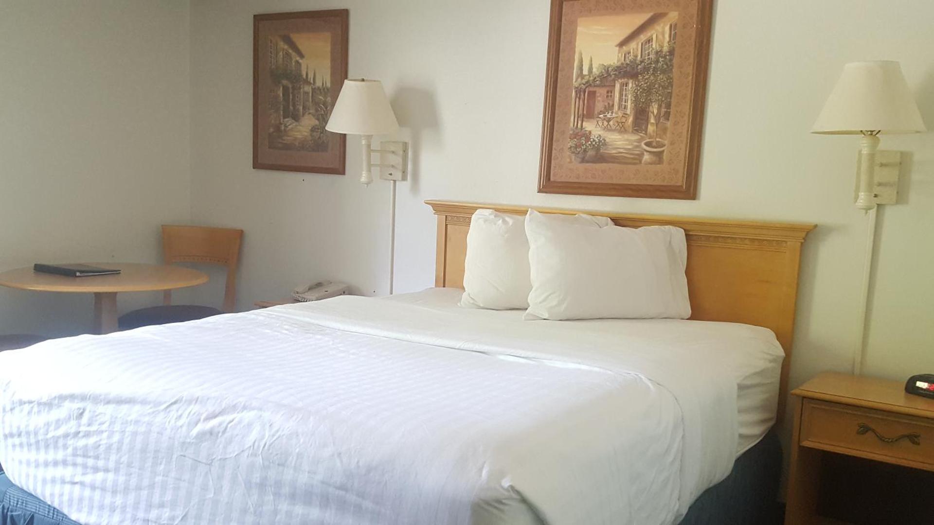 Deluxe Queen Room - Non-Smoking