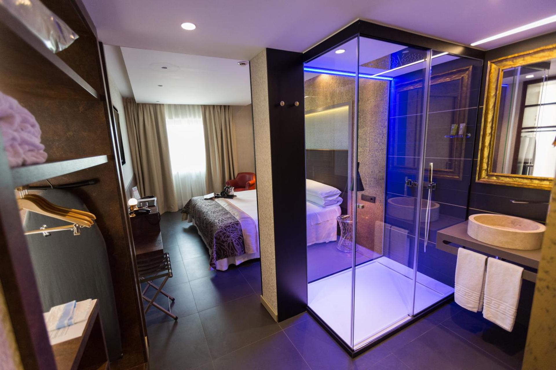 Superior Room with Chromotherapy Shower 