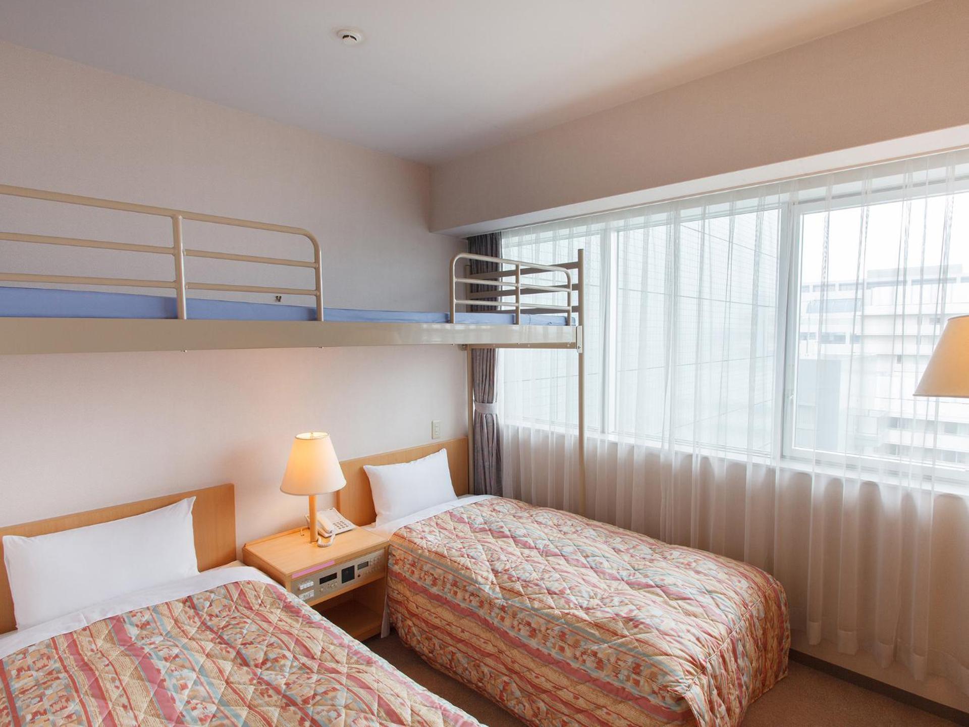 Camera Tripla Economy