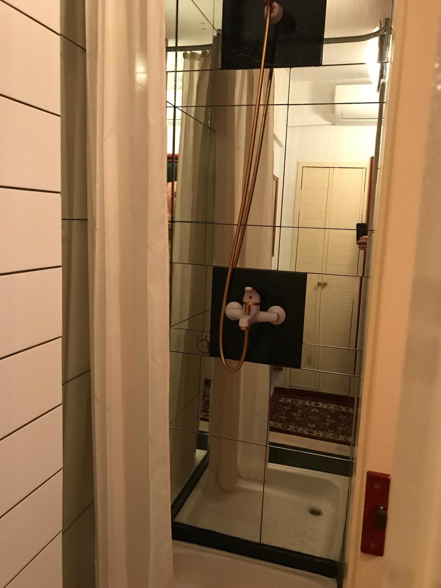 Apartment with Shower