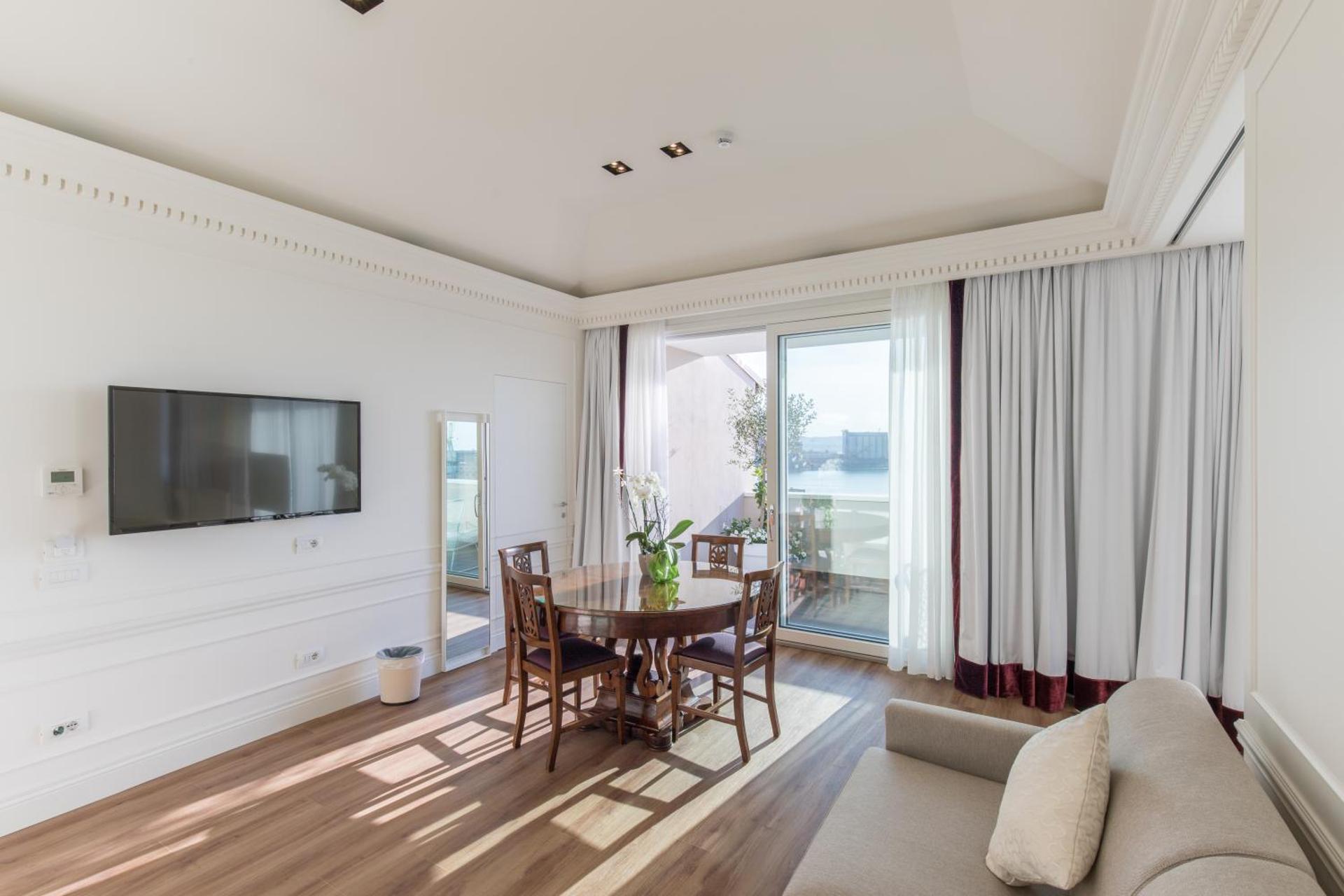 Communal lounge/ TV room