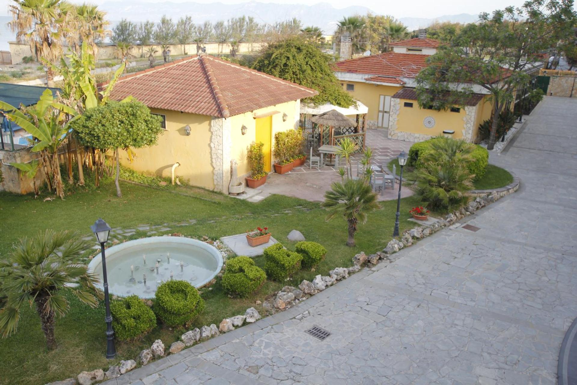 Communal lounge/ TV room