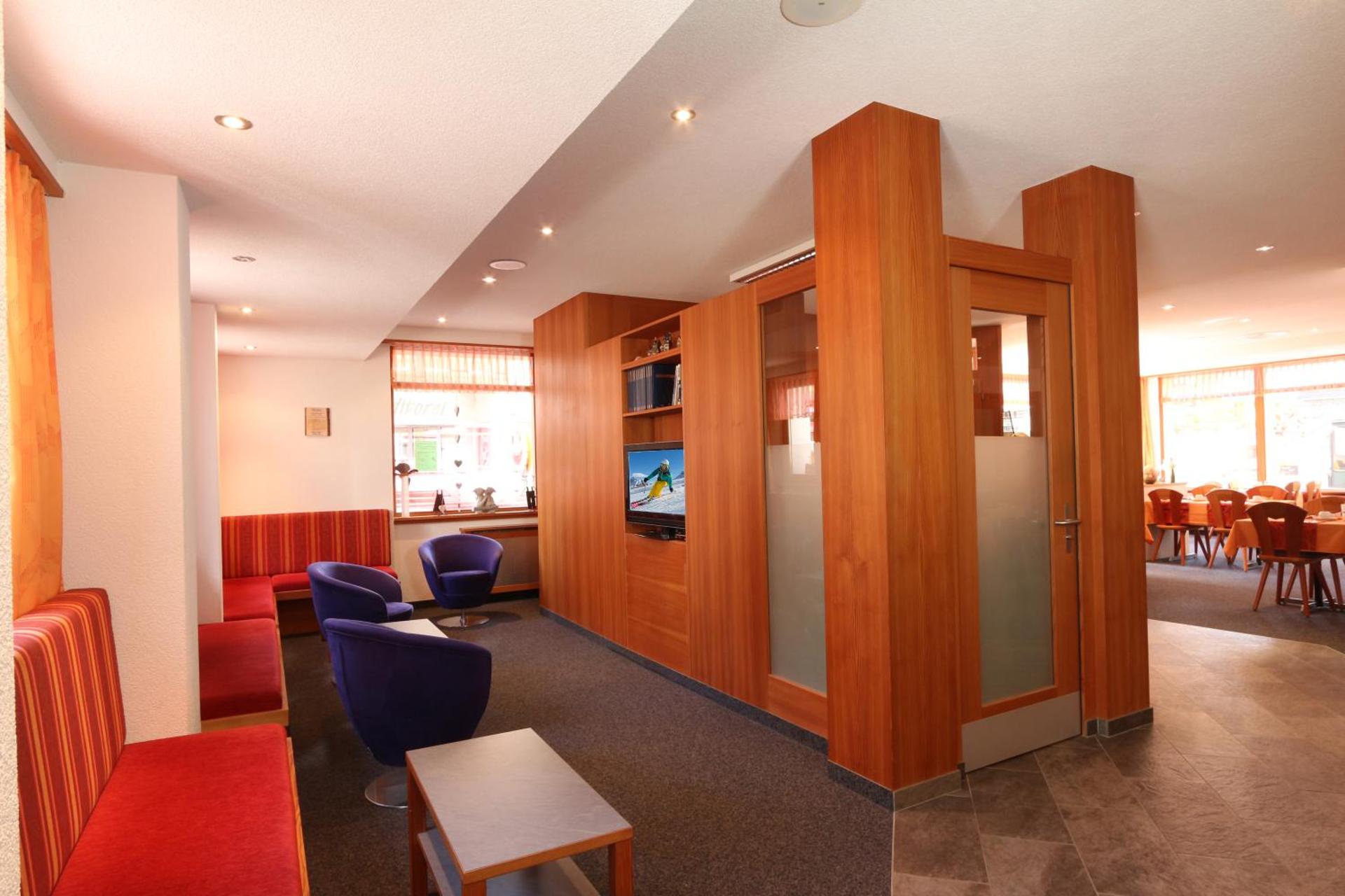 Communal lounge/ TV room