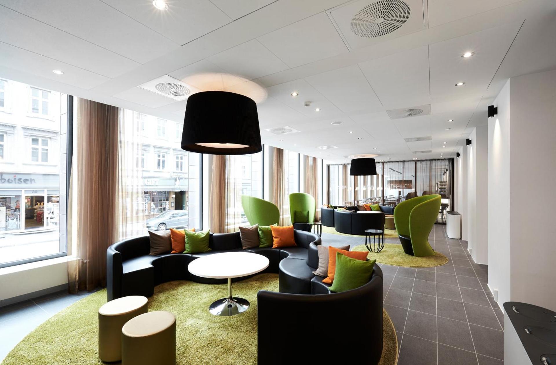 Communal lounge/ TV room