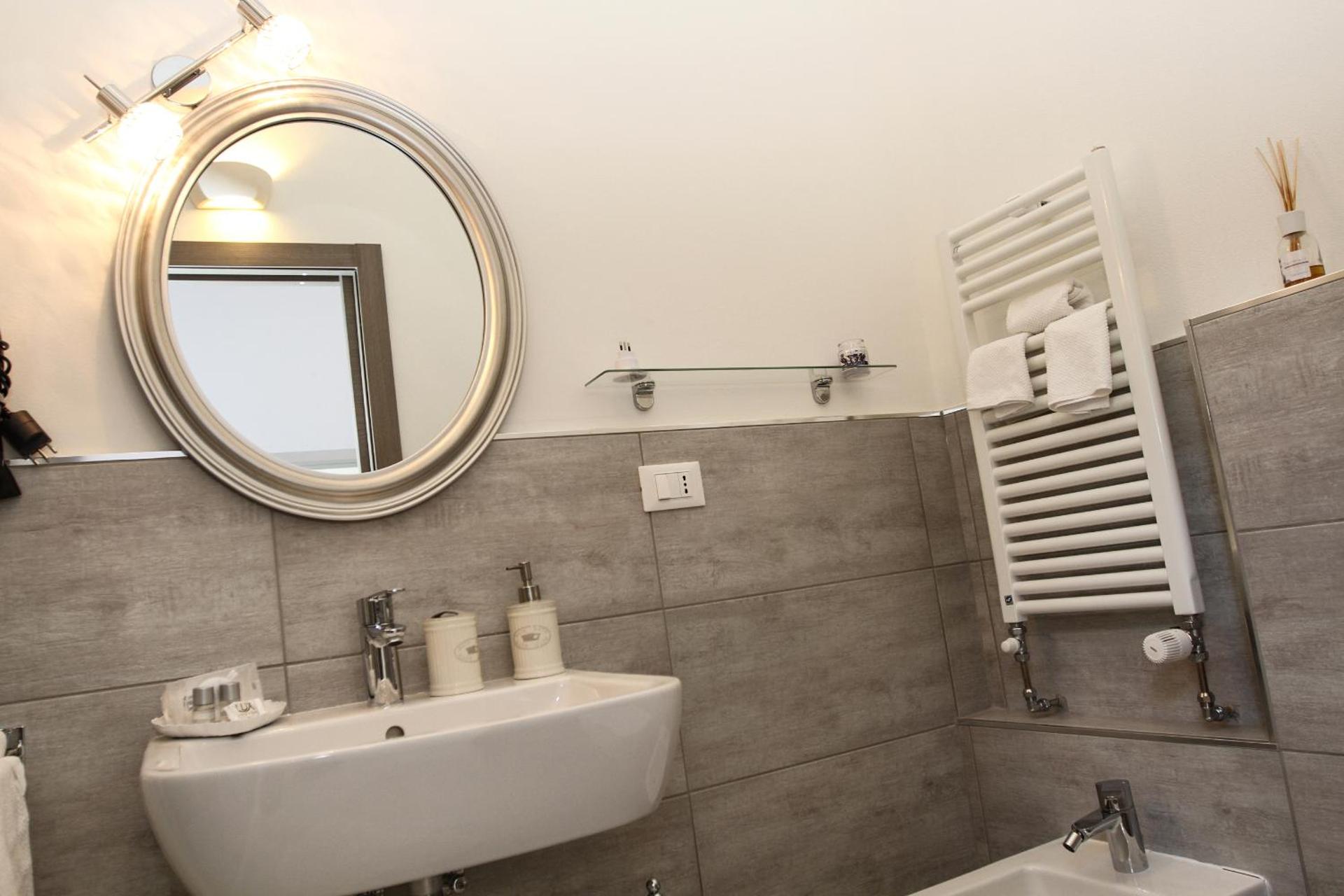 Vierbettzimmer mit Dusche