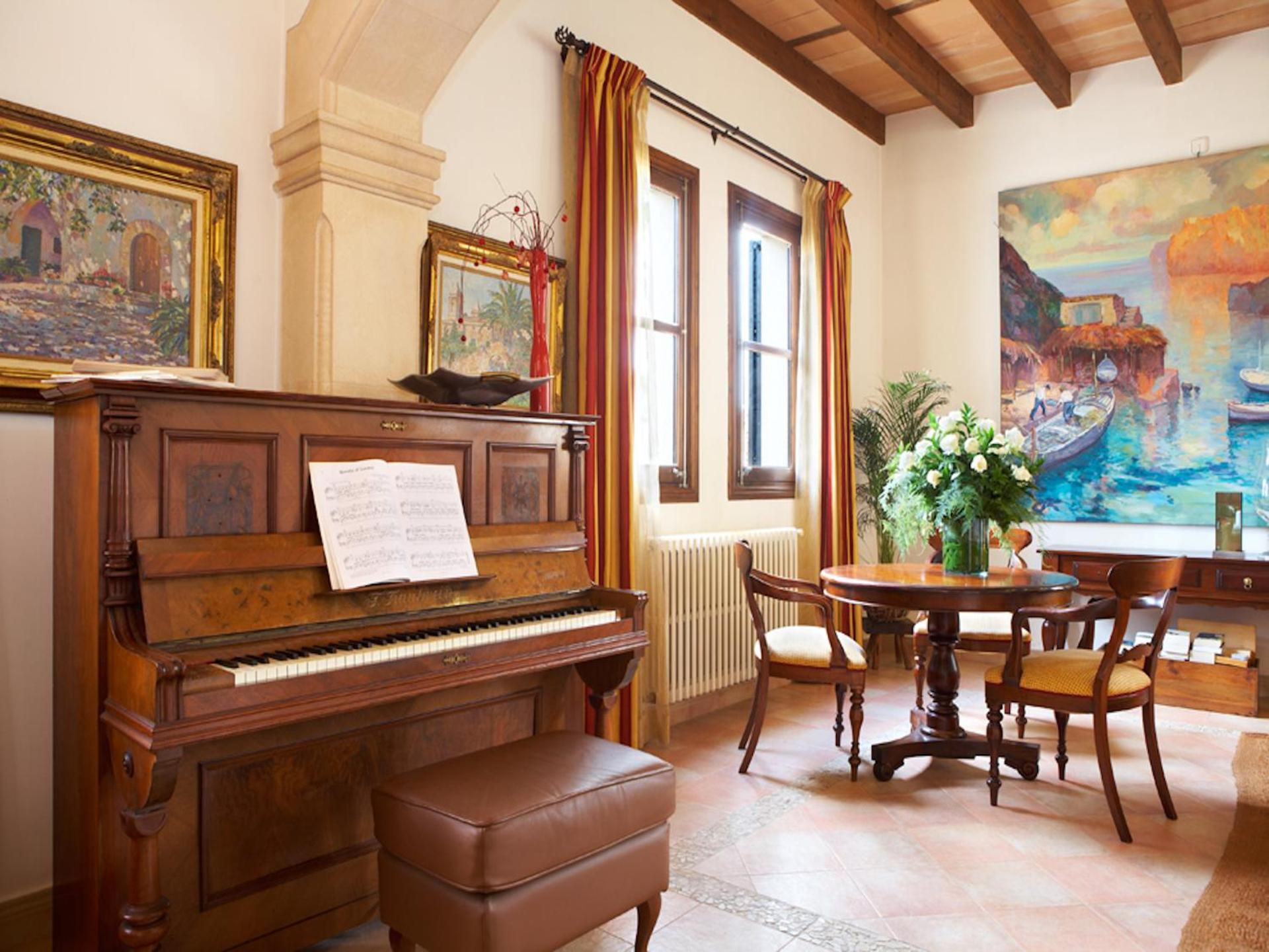 Communal lounge/ TV room