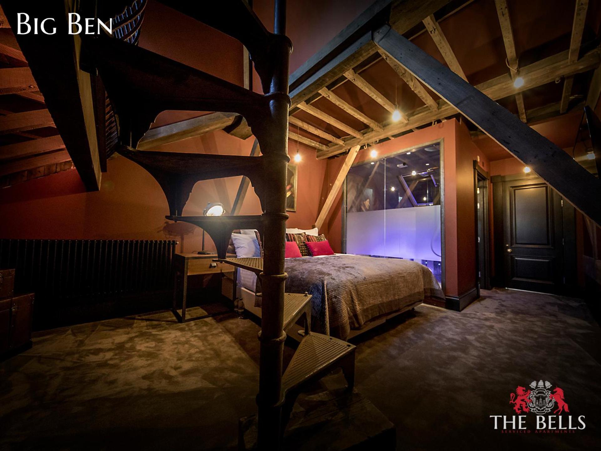 Big Ben - Two Bedroom Penthouse Suite with Roof Terrace, Hot Tub and Balconies